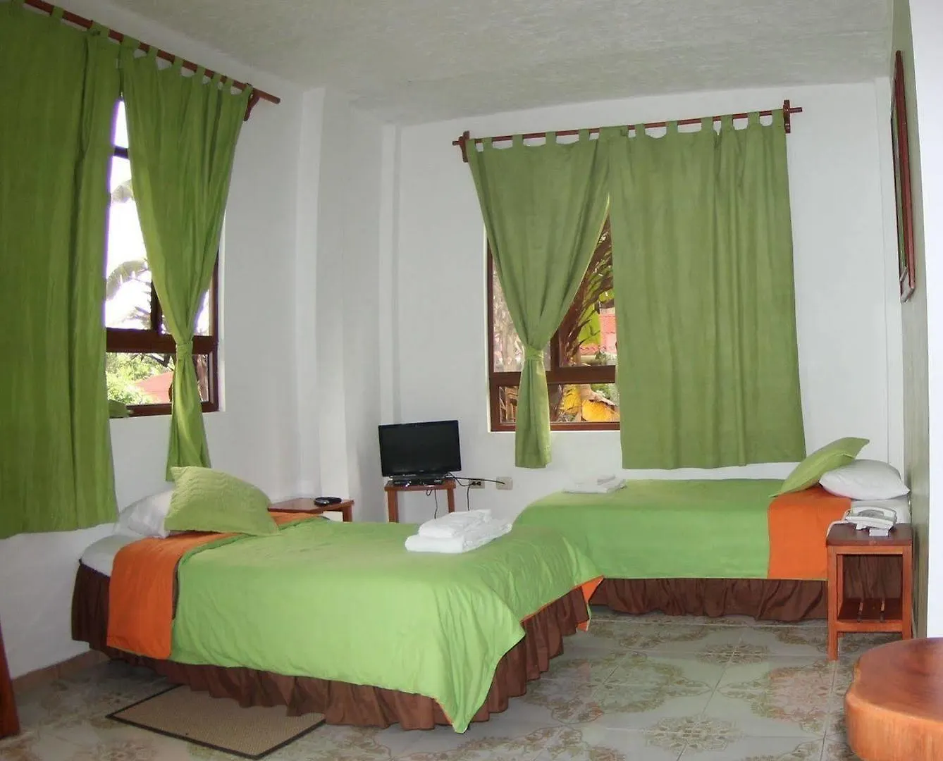 Hotel Twin Galapagos Пуэрто-Айора